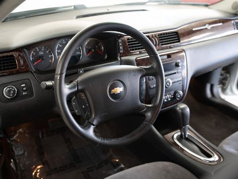 Used 2014 Chevrolet Impala LT w/ LT Sunroof Package FWD image 9