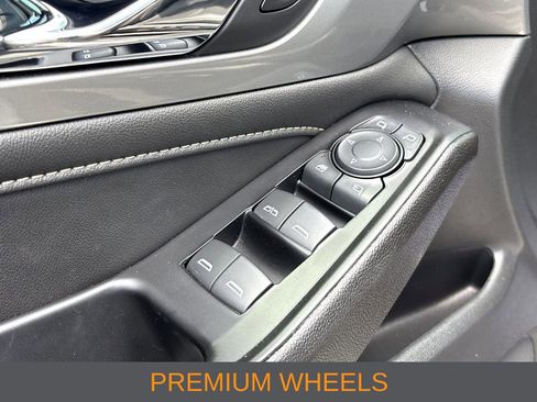 Used 2023 Chevrolet Traverse LT w/ LT Premium Package FWD image 21