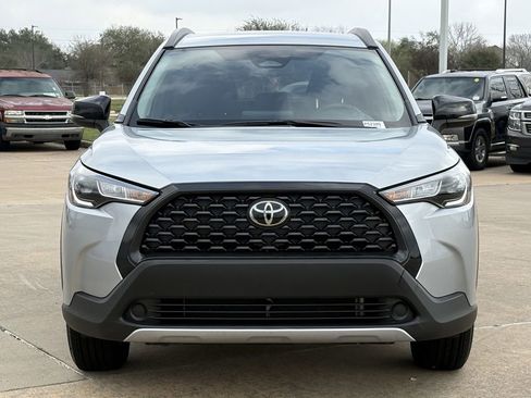 Used 2025 Toyota Corolla Cross LE image 3