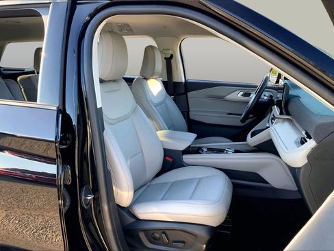 Used 2025 Ford Explorer Active w/ Active Comfort Package RWD image 9