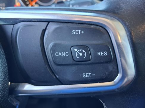 Used 2018 Jeep Wrangler Unlimited Sahara w/ Uconnect 4C Nav & Sound Group AWD/4WD image 16