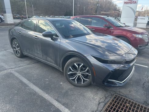 Used 2023 Toyota Crown XLE image 1