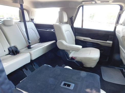 Used 2020 Ford Expedition Platinum AWD/4WD image 5