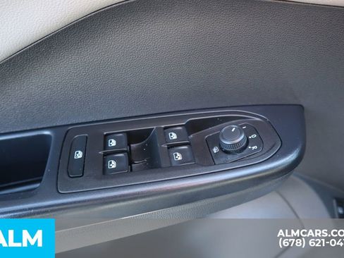 Used 2024 Volkswagen Taos SE image 15