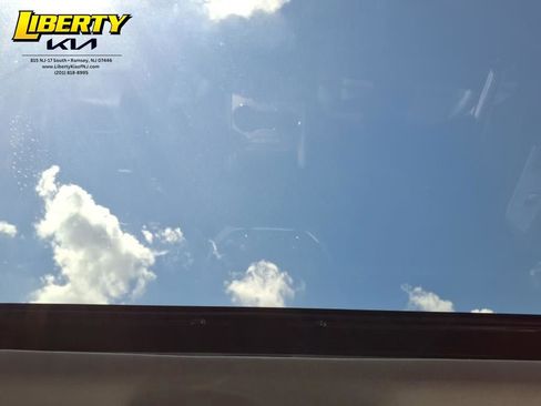 Used 2022 GMC Acadia SLT w/ Technology Package image 10