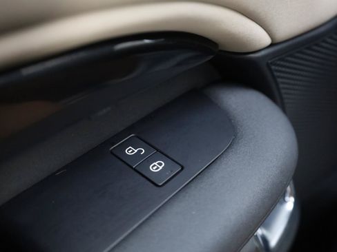 Used 2019 Land Rover Discovery SE AWD/4WD image 39