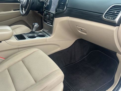 Used 2019 Jeep Grand Cherokee Laredo w/ 18" Wheel & 8.4" Radio Group image 5