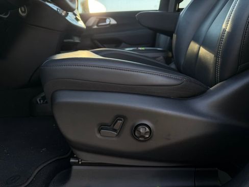 Used 2026 Chrysler Pacifica Select FWD image 12