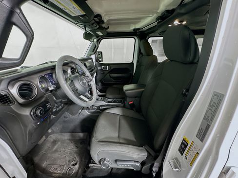 Used 2023 Jeep Wrangler Unlimited w/ Convenience Group AWD/4WD image 13