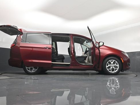Used 2020 Chrysler Pacifica Touring w/ Tire & Wheel Group FWD image 7