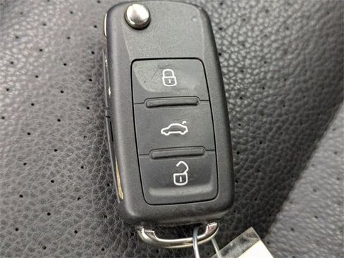 Used 2016 Volkswagen Tiguan S image 33