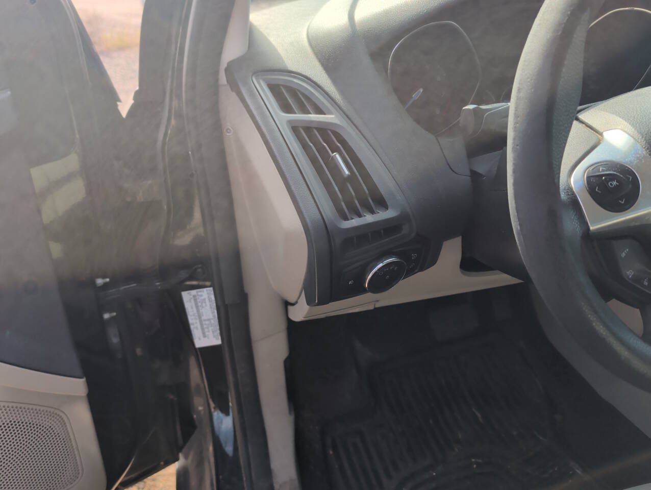 Used 2012 Ford Focus SE w/ SE Winter Pkg FWD image 33