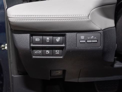 Used 2021 Toyota Avalon Limited image 10