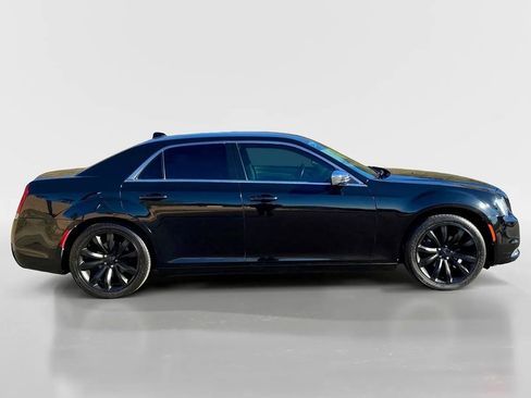 Used 2018 Chrysler 300 Touring w/ Chrome Appearance Package image 6