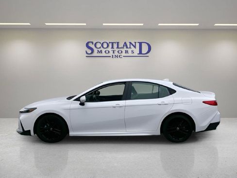 Used 2025 Toyota Camry SE FWD image 1