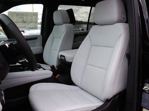 New 2025 Chevrolet Suburban Premier image 13