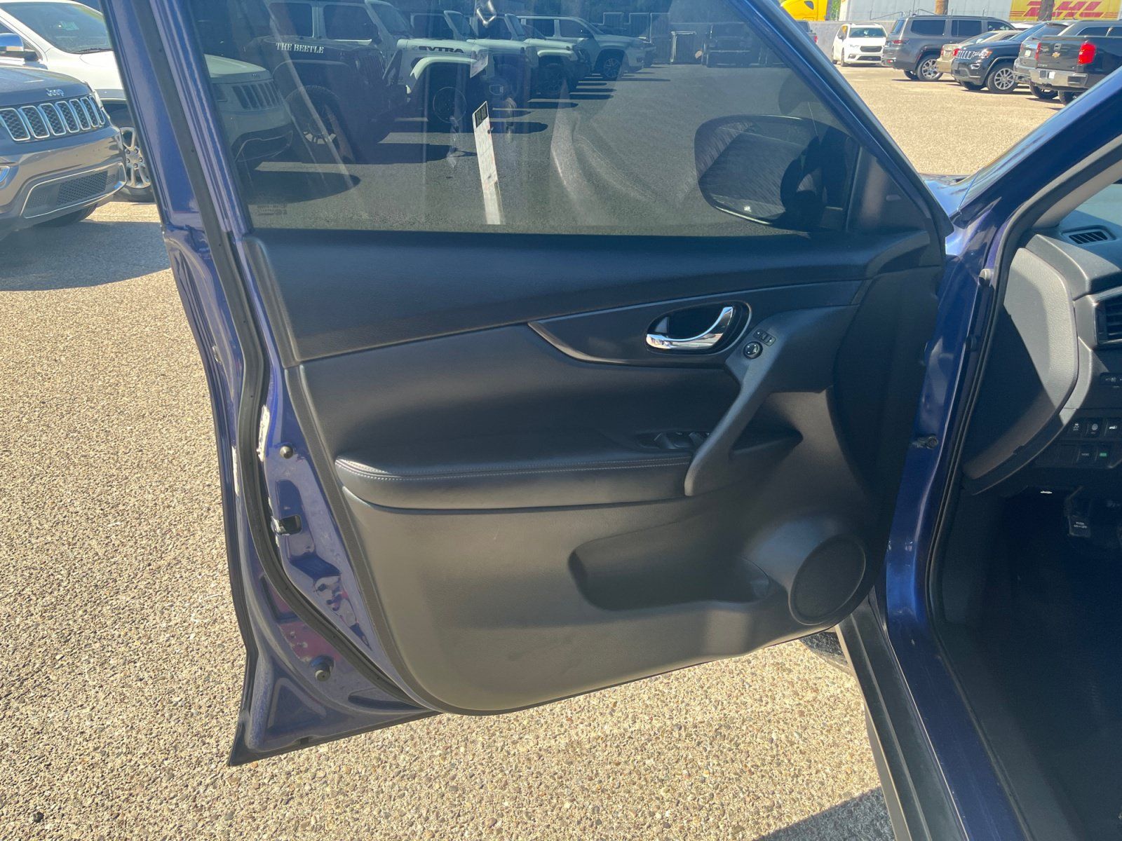 Used 2019 Nissan Rogue SV FWD image 13