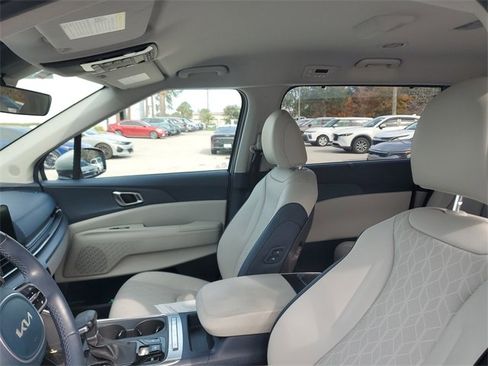 Certified 2025 Kia Carnival EX image 16