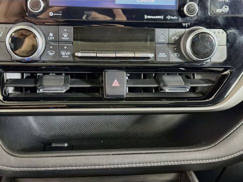 Used 2022 Toyota Highlander XLE AWD/4WD image 17