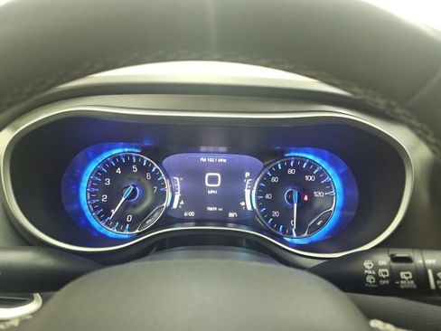 Used 2023 Chrysler Pacifica Touring-L FWD image 21