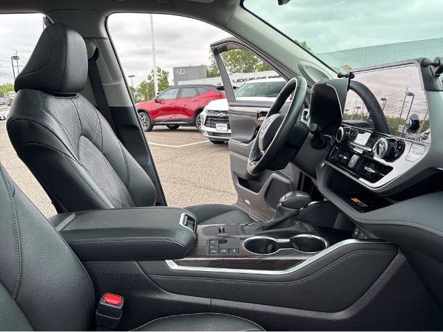 Used 2025 Toyota Highlander Platinum AWD/4WD image 32