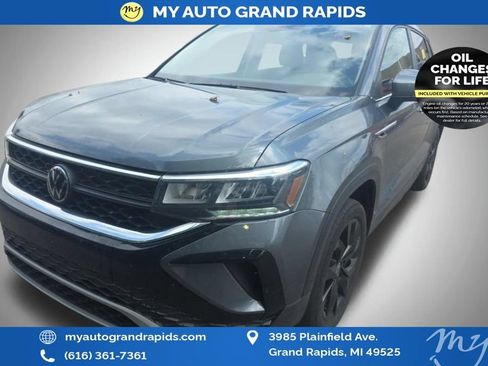Used 2023 Volkswagen Taos SE w/ Panoramic Sunroof Package AWD/4WD image 39