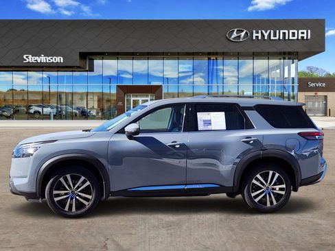 Used 2025 Nissan Pathfinder Platinum image 2