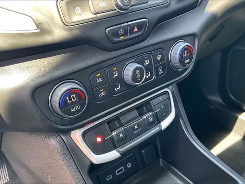 Used 2022 GMC Terrain SLE w/ Driver Convenience Package FWD image 33