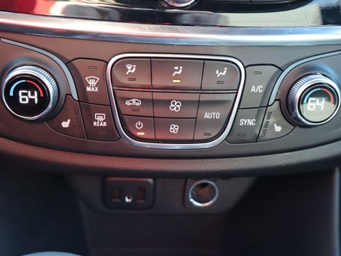 Used 2023 Chevrolet Traverse LT image 22