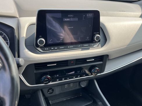 Used 2025 Nissan Rogue SV AWD/4WD image 9