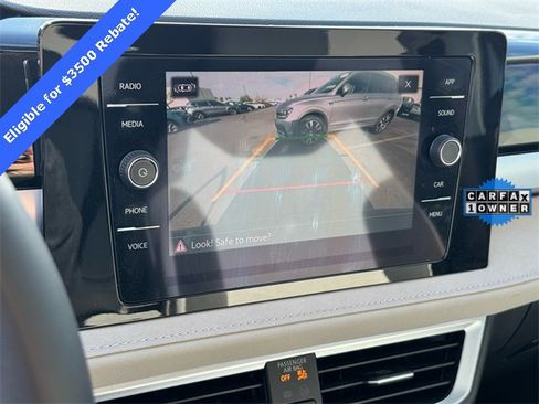 Certified 2025 Volkswagen Taos SE image 20