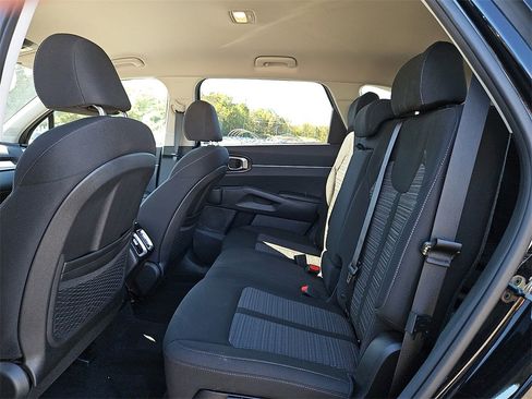 Used 2022 Kia Sorento LX image 11