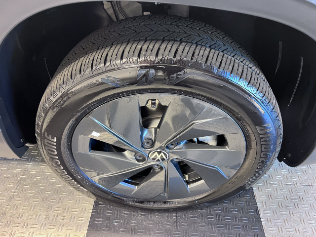 Certified 2025 Volkswagen Taos S FWD image 9