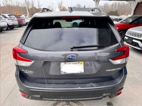 Used 2021 Subaru Forester Premium AWD/4WD image 4