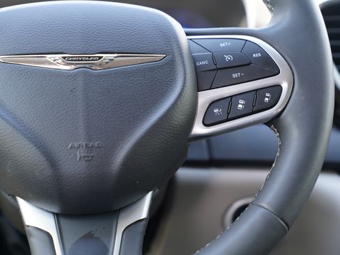 Used 2024 Chrysler Pacifica Touring-L FWD image 21