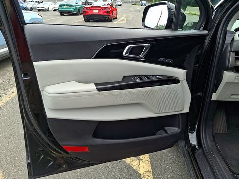 Certified 2023 Kia Carnival SX FWD image 13