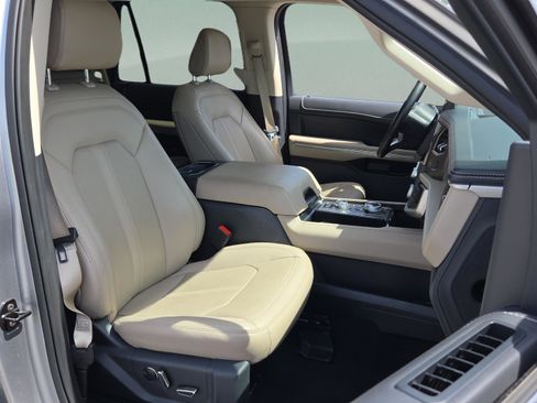 Used 2024 Ford Expedition Limited AWD/4WD image 15