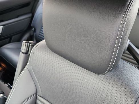 Used 2025 Land Rover Discovery S image 25