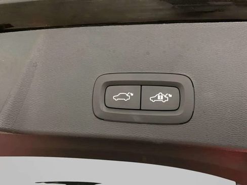 Used 2023 Volvo XC40 B4 Core w/ Convenience Package FWD image 9