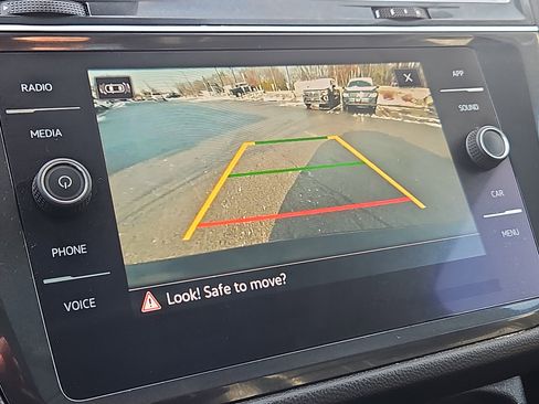 Certified 2022 Volkswagen Tiguan SE image 10