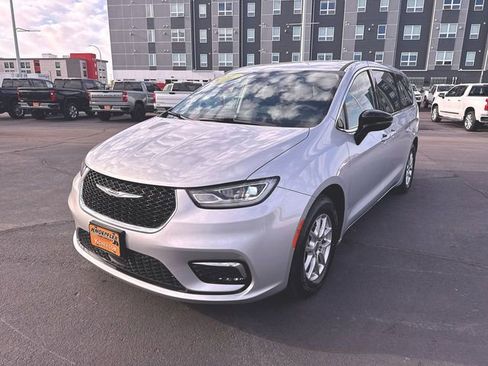 Used 2024 Chrysler Pacifica Touring-L FWD image 1