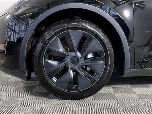 Used 2024 Tesla Model Y 2WD image 7