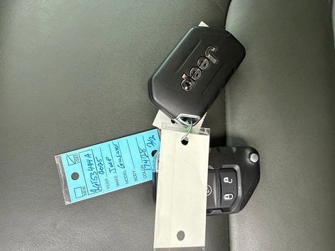 Used 2025 Jeep Gladiator Mojave w/ Convenience Group AWD/4WD image 9