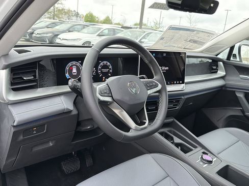 New 2026 Volkswagen Tiguan SE FWD image 10
