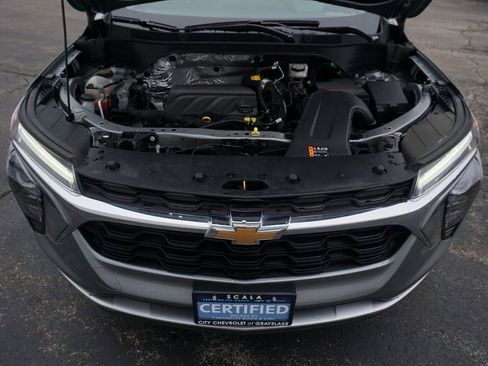 Used 2025 Chevrolet Trax LT w/ LT Convenience Package image 26