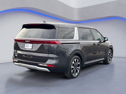 Used 2024 Kia Carnival EX image 9