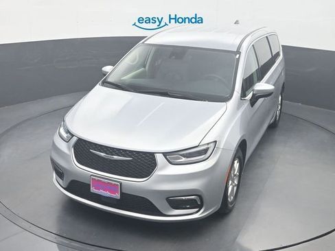 Used 2023 Chrysler Pacifica Touring-L FWD image 21