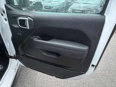 Used 2025 Jeep Gladiator Sport AWD/4WD image 18