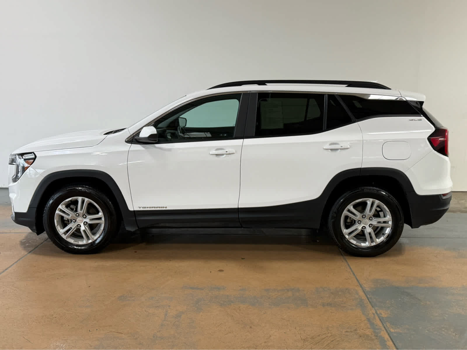 Used 2022 GMC Terrain SLE w/ Driver Convenience Package AWD/4WD image 2