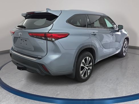 Used 2020 Toyota Highlander XLE AWD/4WD image 5